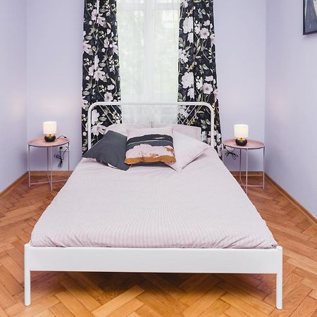 Modern Urban Escape - Old Town Apartment - By Upstairs Cracovia Esterno foto
