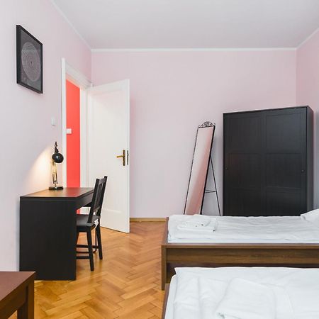 Modern Urban Escape - Old Town Apartment - By Upstairs Cracovia Esterno foto