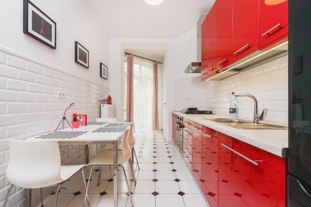 Modern Urban Escape - Old Town Apartment - By Upstairs Cracovia Esterno foto