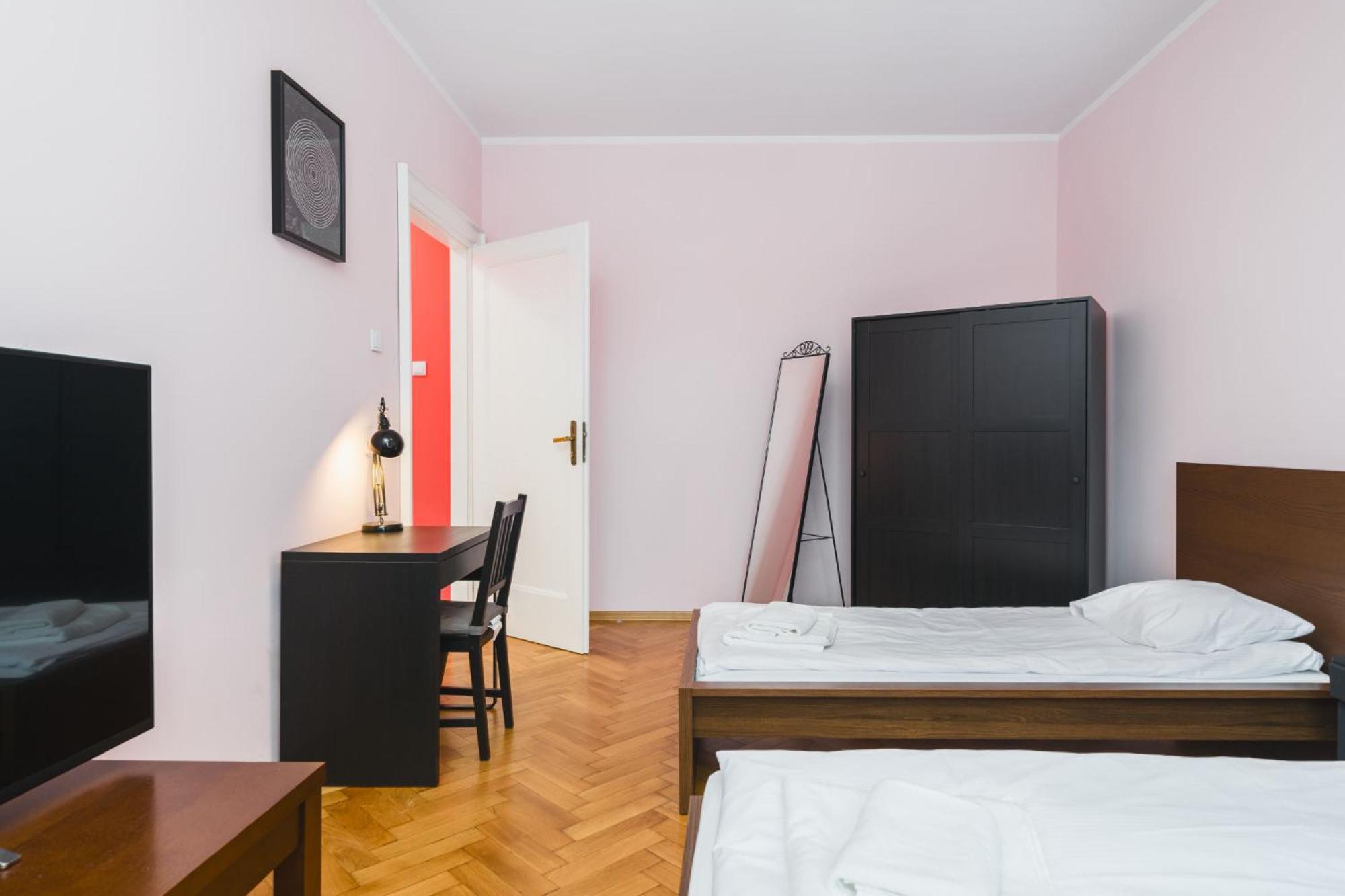 Modern Urban Escape - Old Town Apartment - By Upstairs Cracovia Esterno foto