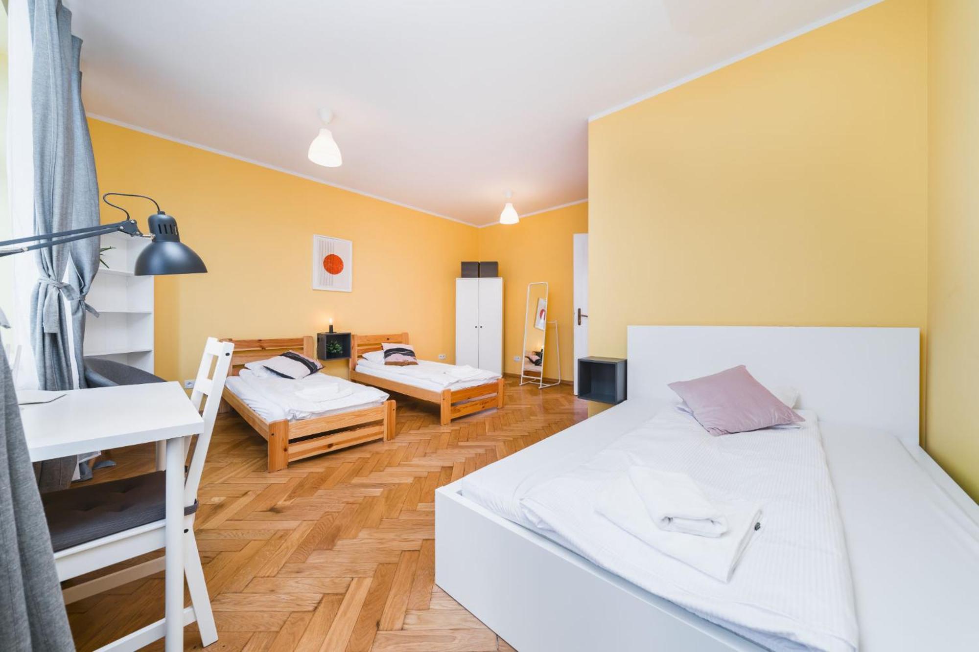 Modern Urban Escape - Old Town Apartment - By Upstairs Cracovia Esterno foto